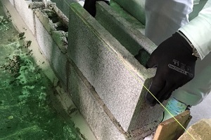 ブロック積み作業中